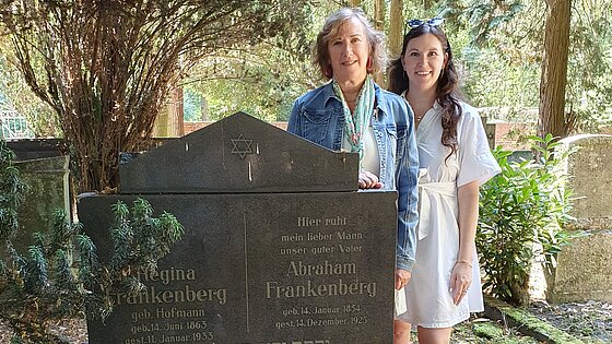 Debbie und Wendy Springgate am Grab ihrer Vorfahren Abraham und Regina Frankenberg