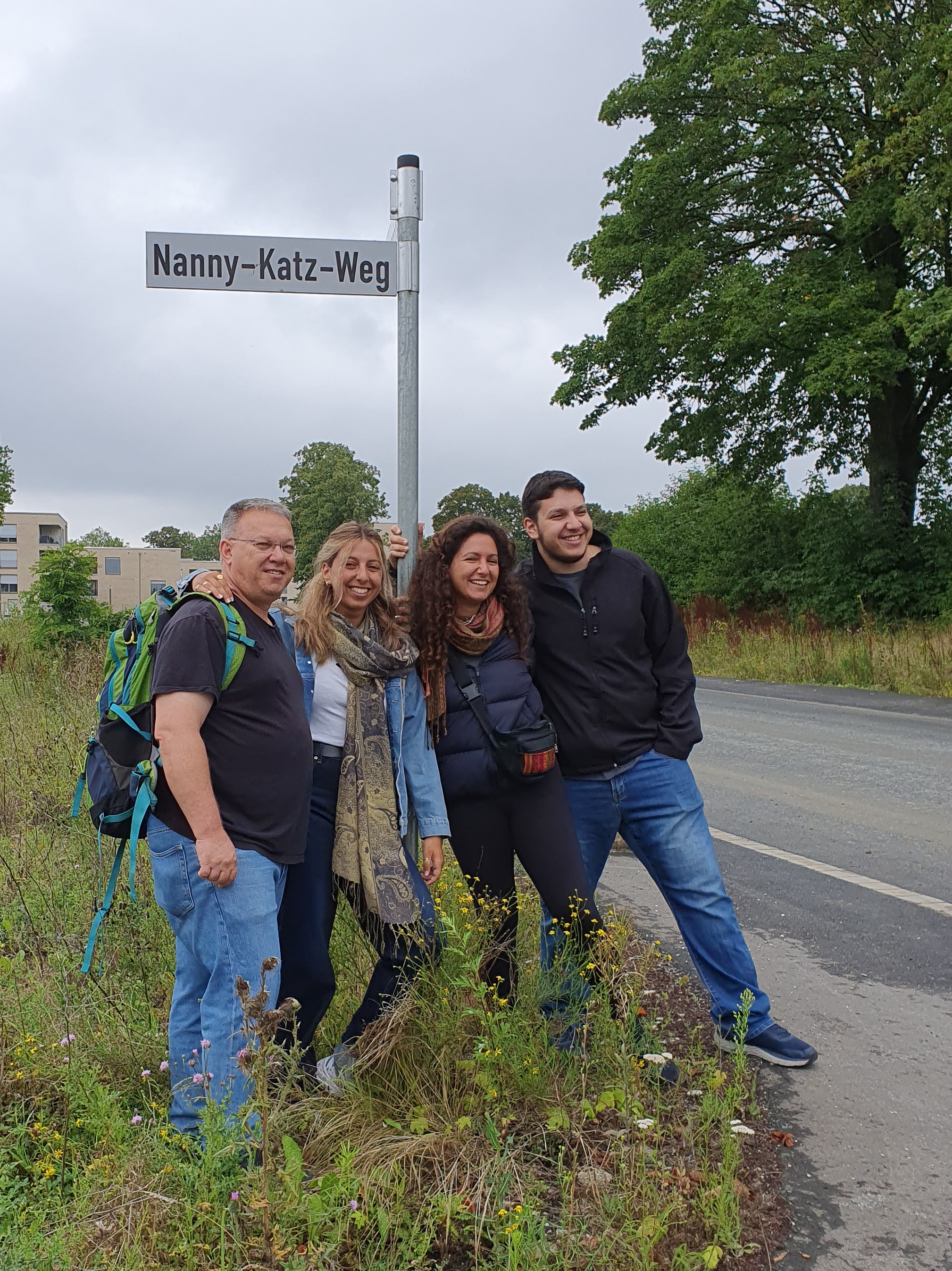 Familie Zoran vor dem Straßenschild "Nanny-Katz-Weg" © Verein zur Förderung des zur Jüdischen Friedhofs Münster e.V.